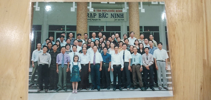 2-4-163247_849.jpg Trở về từ Trường Sơn, ông Luận (đứng giữa hàng đầu) công tác tại các Đoàn văn hoá nghệ thuật tỉnh Hà Bắc. Ảnh: NVCC.