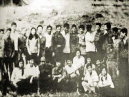 ky-uc-truong-son-bai-2-nghe-si-noi-tuyen-lua-130536_315.jpg Đoàn văn công tiền phương thời ấy gồm 14 người trong đó có 9 nam và 5 nữ (ông Luận mặc áo đen, đứng hàng sau cùng, thứ 6 bên trái qua). Ảnh: NVCC.