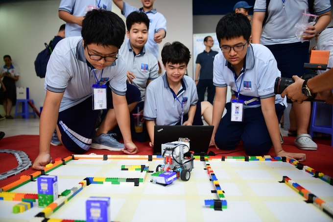 hinh-4c-184701_586.jpg Các mô hình trải nghiệm mô phỏng hoạt động robot LGV vận chuyển tại nhà máy Vinamilk. Ảnh: Vi Nam.