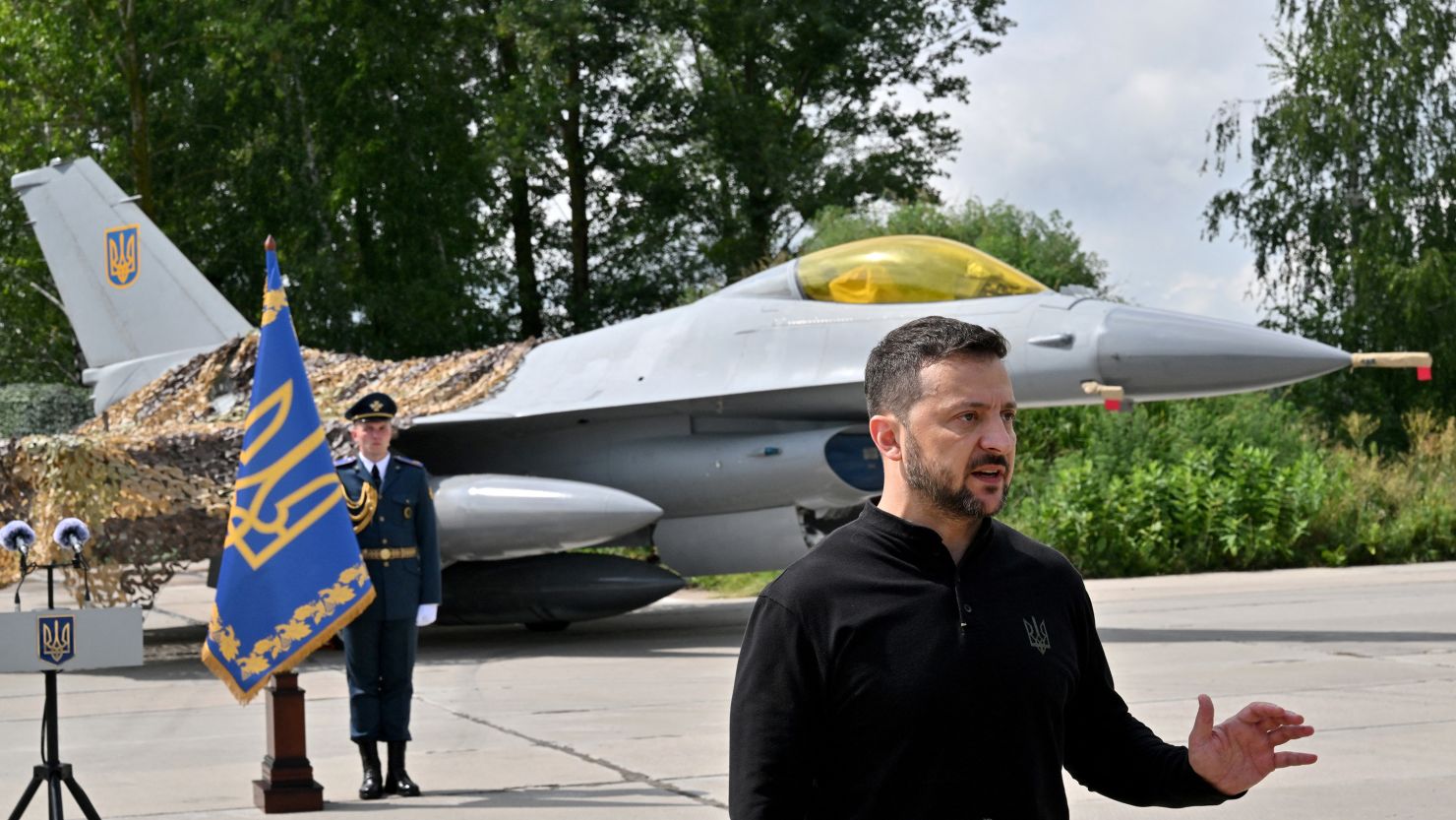 chien-dau-co-f-16-cua-ukraine-bi-roi-co-the-do-phong-khong-ban-nham-090359_962.jpg Tổng thống Ukraine Volodymyr Zelensky tại lễ nhận chiến đấu cơ F-16 hồi đầu tháng 8/2024. Ảnh: AFP.