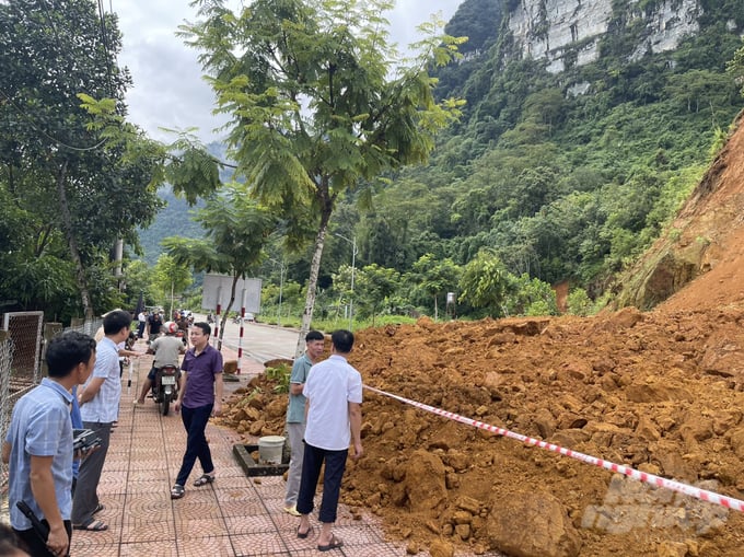 z5781968805988_dc6a12ddc5c5f91d72232d00709a2729-1-150356_943-150357.jpg Một tuyến đường tại huyện Lâm Bình bị sạt lở do mưa lớn gây ra. Ảnh: Quan Phùng.