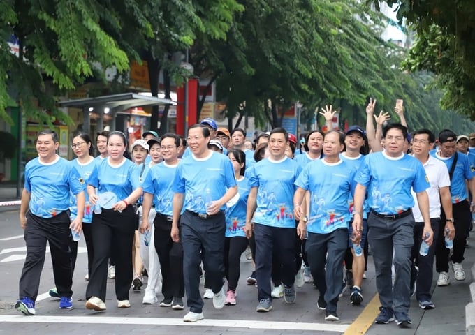 Chủ tịch UBND TP.HCM Phan Văn Mãi cùng tham gia đi bộ góp 'Quỹ vì người nghèo'. Ảnh: Ng.T.