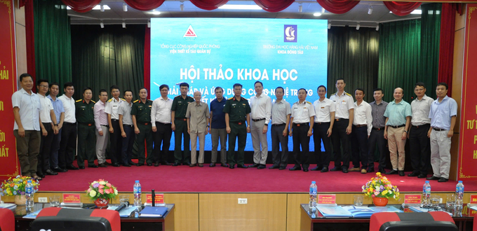 Các đại biểu tham gia Hội thảo chụp ảnh lưu niệm.