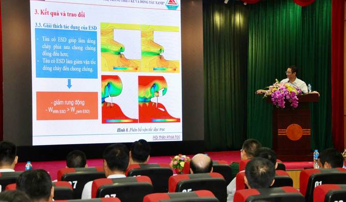 anh-2-2-080935_847.jpg PGS.TS Trần Ngọc Tú – Đại học Hàng hải trình bày tham luận.