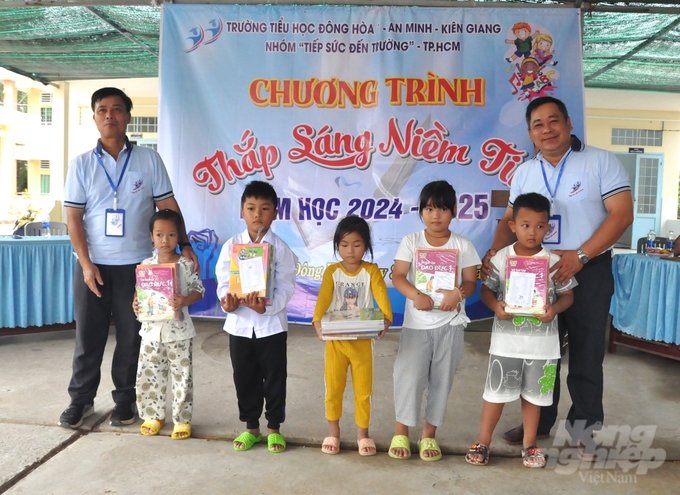tiep-suc-den-truong-4-172105_268-172106.jpg Những phần quà ý nghĩa là sách giáo khoa, ba lô, đồng phục được nhóm 'Tiếp sức đến trường' trao cho các em học sinh có hoàn cảnh khó khăn, giúp các em có đầy đủ dụng cụ học tập bước vào năm học mới. Ảnh: Trung Chánh.