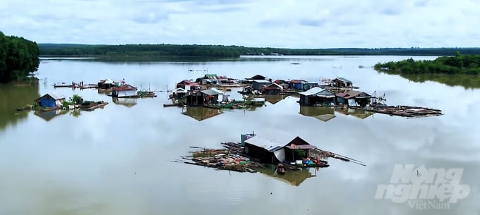 Một góc hồ thủy điện Cần Đơn. Ảnh: Hồng Thủy.