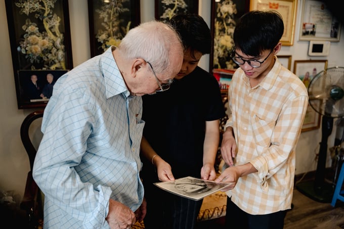 ongha-9811-105324_180.jpg Ông Hà còn giữ nhiều tư liệu, hình ảnh của bản thân và gia đình trong những năm tháng lịch sử. Ảnh: Vượng Lê.