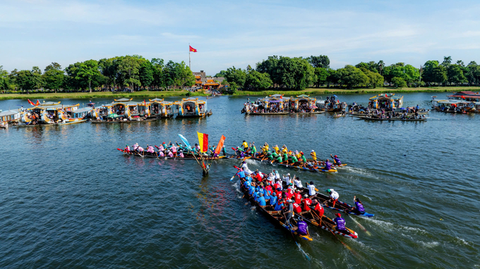6-153316_931.jpg Giải đua ghe năm nay quy tụ gần 300 vận động viên nam, nữ đến từ 9 đơn vị hành chính của thành phố Huế.
