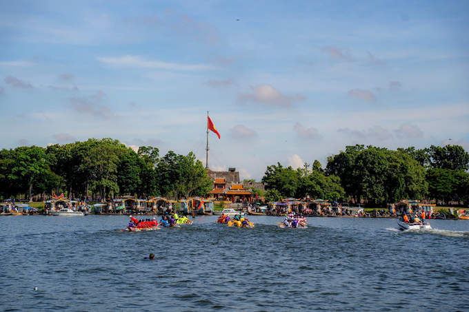 9-153044_758.jpg Giải đua ghe truyền thống tỉnh Thừa Thiên - Huế lần thứ 35 năm 2024 diễn ra trên sông Hương.