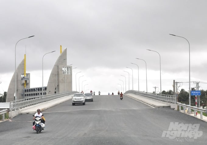 Tuyến đường 3 tháng 2 nối dài đoạn Rạch Giá - Châu Thành, rút ngắn 1/2 khoảng cách từ TP Rạch Giá xuống Tắc Cậu so với đi theo Quốc lộ 61. Ảnh: Trung Chánh.