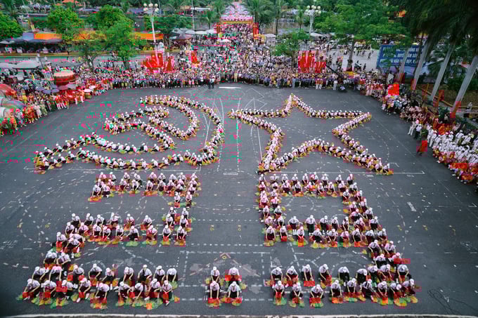 z5790521660932_2a7923d5764a07d2a9d614d9ce726bd0-161219_317.jpg Đồng diễn, xếp chữ, xếp cờ hoa chào mừng ngày Quốc khánh là hoạt động truyền thống hằng năm của học sinh tại Hải Hậu, Nam Định. Ảnh: Vượng Lê.