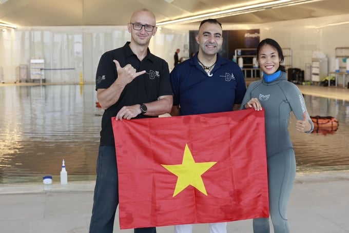 co-do-sao-vang-tung-bay-trong-be-boi-sau-nhat-the-gioi-ngay-quoc-khanh-viet-nam-2-9-235324_30.jpg Ngọc Bích và các đồng nghiệp nước ngoài cùng Quốc kỳ Việt Nam bên bể bơi sâu nhất thế giới ngày Quốc khánh 2/9.