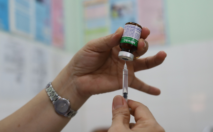 trien-khai-chien-dich-tiem-phong-11-trieu-mui-vacxin-phong-soi-064434_990.jpeg 95% trẻ thuộc đối tượng tiêm chủng được tiêm đủ vacxin phòng sởi. Ảnh: Báo SKĐS.
