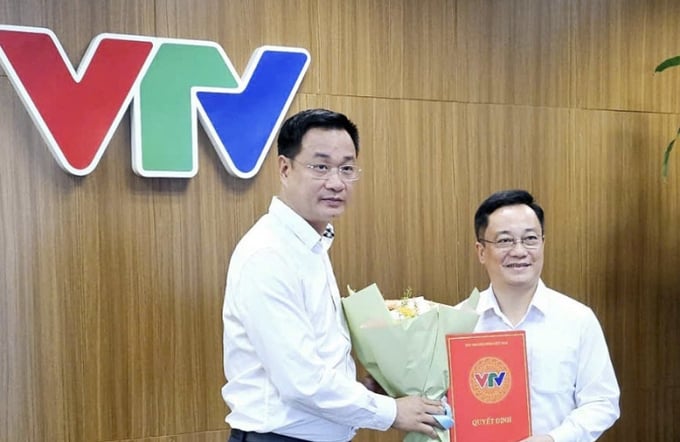 tgd-vtv-trao-quyet-dinh-bo-nhiem-hieu-truong-ctv-cho-ts-tran-tien-202849_328.jpg Ông Lê Ngọc Quang - Tổng Giám đốc Đài Truyền hình Việt Nam (bên trái) trao quyết định bổ nhiệm cho TS. Trần Tiến. Ảnh: VTV.