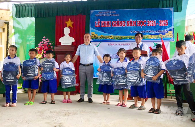 anh-1-111741_219-111741.jpg Ông Phạm Xuân Tuấn, Giám đốc Công ty Cổ phần Nicotex Cần Thơ trao những chiếc cặp cho các em học sinh Trường tiểu học Vị Thanh 2. Ảnh: Lê Hoàng Vũ.