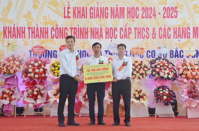 dai-dien-cong-ty-co-phan-phan-bon-dau-khi-cau-mau-trao-bien-tuong-trung-tai-tro-135029_146.jpg Đại diện Công ty Cổ phần Phân bón Dầu khí Cà Mau trao khoản tài trợ trị giá 5 tỷ đồng cho Trường Tiểu học và THCS Bắc Sơn.