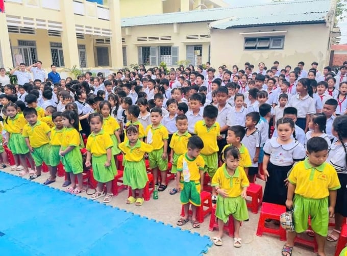 hoc-sinh-mien-tay-san-sang-chao-don-nam-hoc-2024--2025-133101_895.jpg Các em học sinh xã đảo Thổ Châu vượt khó khăn, bước vào năm học mới. Ảnh: Trung Chánh.
