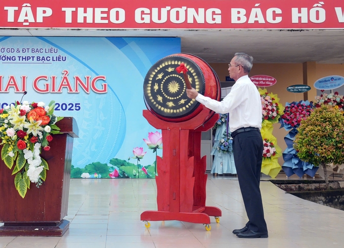 hoc-sinh-mien-tay-san-sang-chao-don-nam-hoc-2024--2025-133254_490.jpg Bí thư Tỉnh uỷ Bạc Liêu Lữ Văn Hùng đánh trống khai giảng năm học 2024 - 2025. Ảnh: Trọng Linh.