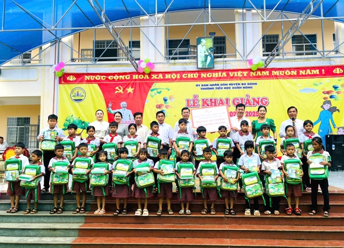 z5798910154820_cbd0cf199ec8186bff65cd9a67b3f013-103913_672.jpg Học sinh có hoàn cảnh khó khăn của Trường Tiểu học Xuân Hồng (Bình Phước) nhận quà động viên từ Japfa Việt Nam.