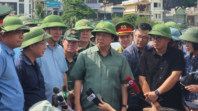 z5804017005519_e4fa4583fcf3953b8db959809c89f42d-174700_695.jpg Phó Thủ tướng Trần Hồng Hà kiểm tra công tác phòng chống bão tại cảng Cái Rồng (huyện Vân Đồn, tỉnh Quảng Ninh). Ảnh: Nguyễn Thành.