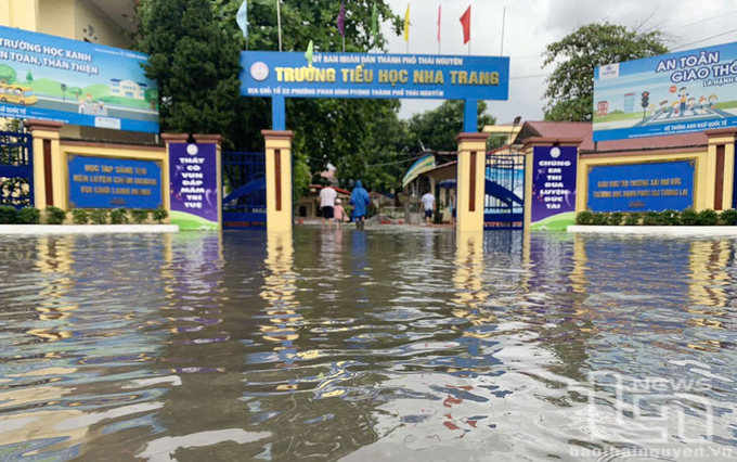 2-666_tieutieu_hoc_nha_trang_20240908191313_20240908194704-201700_993.jpg Khu vực cổng Trường Tiểu học Nha Trang (TP. Thái Nguyên) bị ngập, ngày 8/9. Ảnh: Báo Thái Nguyên.
