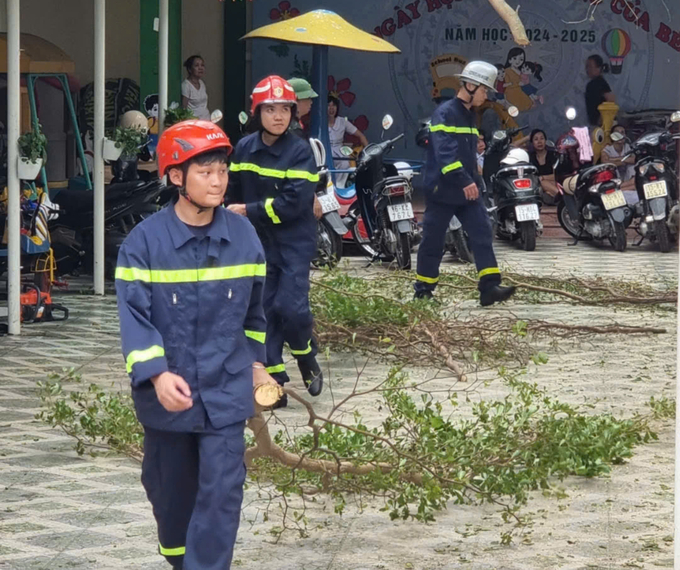 Lực lượng Công an Hải Phòng tích cực hỗ trợ người dân, các cơ quan, đơn vị trên địa bàn sớm khắc phục hậu quả bão số 3, ổn định cuộc sống.