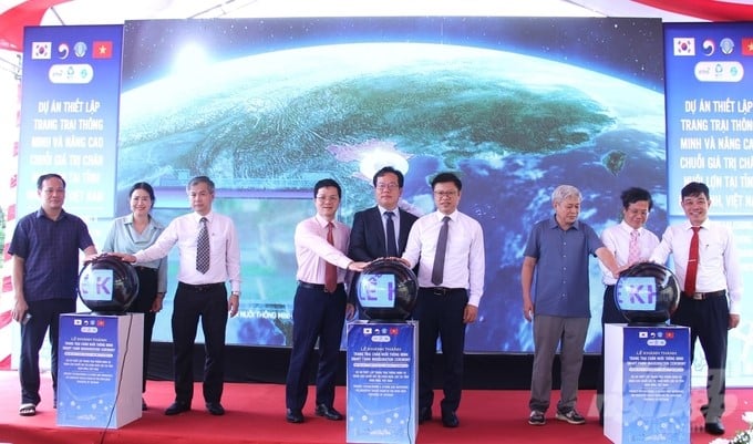 Leaders of the Center for Digital Transformation and Agricultural Statistics, Department of Animal Health, Department of Livestock Production, National Institute of Animal Science, Thuy Phuong Pig Research and Development Center, etc., and South Korean partners pressed the button to inaugurate the smart pig farm. Photo: Trung Quan.
