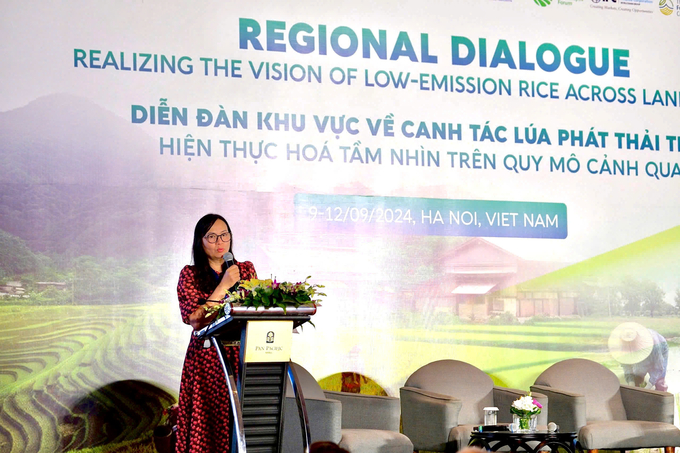 Deputy Director of the Thai Binh Department of Agriculture and Rural Development, Nguyen Thi Nga, spoke at the regional forum on 'Low-Emission Rice Cultivation' as part of the Folur Program. Photo: Quynh Chi.