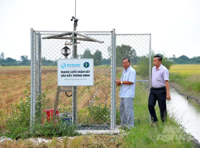 anh-1-100827_879-100828.jpg Nhiều HTX ở Đồng Tháo đã ứng dụng hệ thống giám sát sâu rầy thông minh trong giám sát, dự báo sâu hại. Ảnh: Lê Hoàng Vũ.