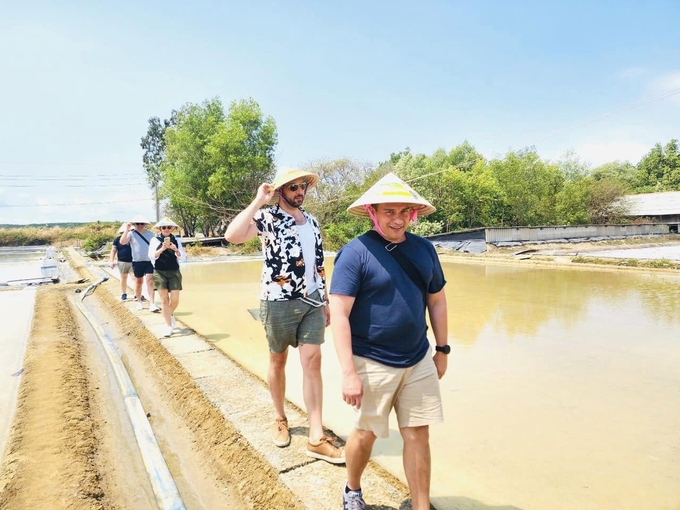 American tourists experiencing agricultural tourism on Thieng Lieng Islet. Photo: T.L.