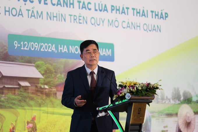 Dr. Cao Duc Phat introduces global rice landscapes and Vietnam's experience with low-emission rice. Photo: Quynh Chi.