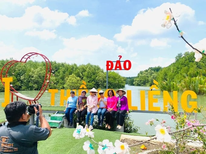 Thieng Lieng Islet in Thanh An Commune, Can Gio District, Ho Chi Minh City, has become a popular destination for both domestic and international tourists seeking unique experiences and exploration. Photo: T.L.