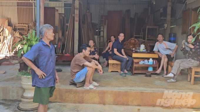 Nhiều hộ dân bức xúc vì nguồn nước sạch bị gián đoạn. Ảnh: Quốc Toản.