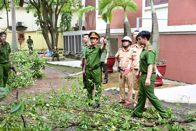 Công an Hải Phòng chủ động chặt tỉa cành cây, dọn dẹp vệ sinh môi trường trước khi bão số 3 đổ bộ vào đất liền.