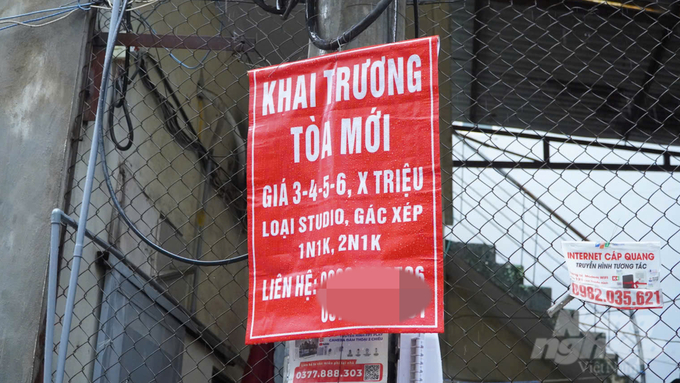 anh-1-221912_653-221912.jpg Nhiều biển quảng cáo cho thuê nhà trọ thu hút sinh viên và phụ huynh. Ảnh: Khánh Linh.