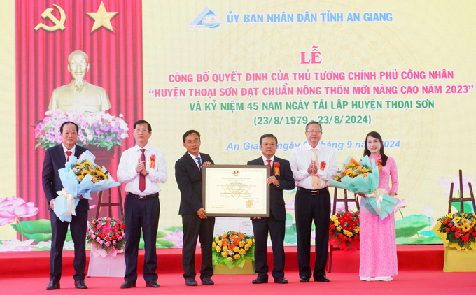 z5811958406144_ea1f4ed9fb9121ae1e3fc3228f836f98-101800_833.jpg Lãnh đạo tỉnh An Giang trao bằng của Thủ tướng Chính phủ công nhận huyện Thoại Sơn đạt chuẩn nông thôn mới nâng cao năm 2023 vào sáng ngày 9/9/2024. Ảnh: Lê Hoàng Vũ.