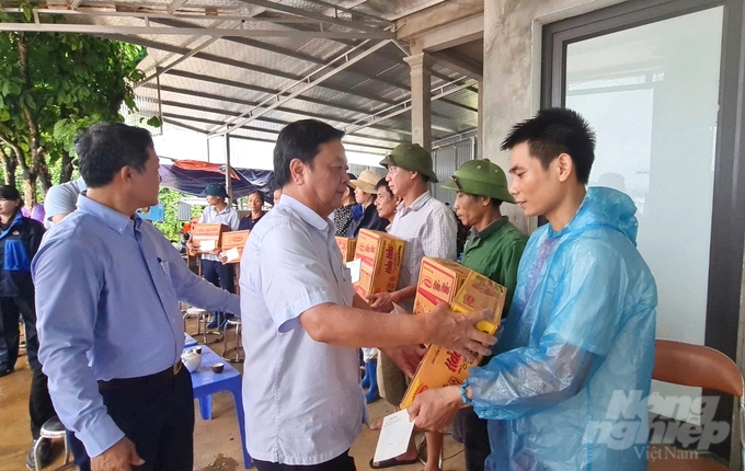 z5820370818558_600d3ef1c9eebf45d545bde2aca76242-174123_710-174123.jpg Bộ trưởng Lê Minh Hoan và đoàn công tác của Bộ NN-PTNT thăm hỏi, tặng quà các hộ dân bị ảnh hưởng do vỡ đê sông Lô tại xã Quyết Thắng, huyện Sơn Dương. Ảnh: Đào Thanh.