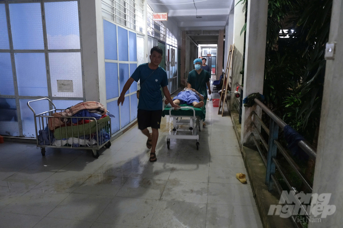 13-102748_920-102749.jpg Một bệnh nhân vừa trải qua phẫu thuật lúc 21h30'.