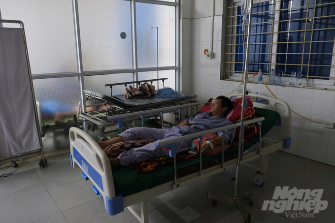 16-102750_524-102751.jpg Người đàn ông này vẫn đang mê man trong khi đó, cả gia đình gồm 5 người đã chết vì sạt lở.