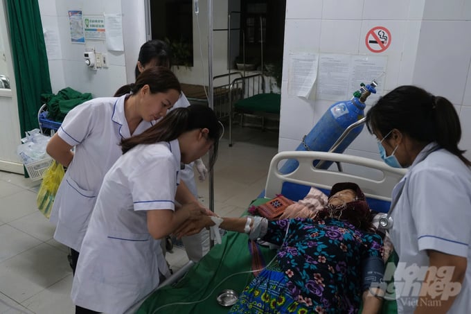 4-101508_496-101509.jpg Những chiếc áo blue vẫn miệt mài khi đồng hồ đã chuyển sang nửa đêm.