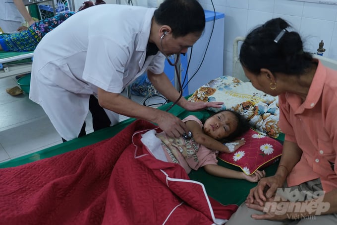 8-103606_35-103606.jpg Bác sỹ Việt kiểm tra tình trạng sức khỏe của bệnh nhân nhỏ tuổi Hoàng Thị Lan.