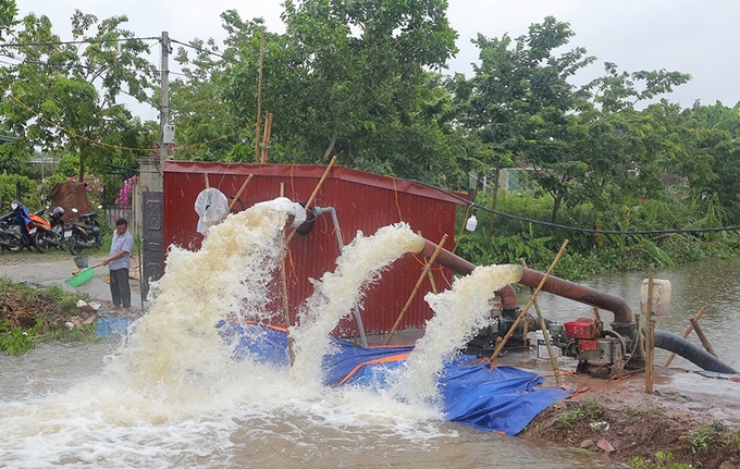 kim-son-cap-bach-tieu-ung-bao-ve-lua-mua-4dccf-104233_904.jpg Mực nước ngoài sông cao, nhiều trạm bơm tiêu nội đồng phải dừng hoạt động. Ảnh: Minh họa.