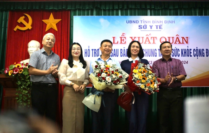 2-155632_987.jpg Đại diện Ủy ban MTTQ Việt Nam tỉnh, Sở Y tế, Sở Tài chính Bình Định tặng hoa cho 2 trưởng đoàn hỗ trợ y tế tại hai tỉnh Yên Bái và Thái Nguyên. Ảnh: V.Đ.T.