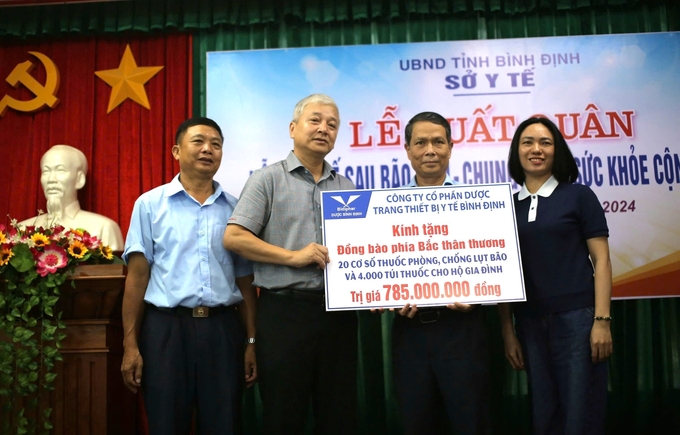 3-155633_945.jpg Công ty CP Dược-Trang thiết bị Y tế Bình Định tặng 20 cơ số thuốc và 4.000 túi thuốc gia đình cho người dân các tỉnh phía Bắc phòng chống dịch bệnh. Ảnh:V.Đ.T.