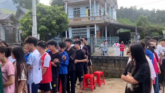 cac-em-hoc-sinh-duoc-an-toan-tai-noi-tranh-nan-2493-182726_724.jpg Các học sinh an toàn sau vụ sập nhà bán trú. Ảnh: T.H.
