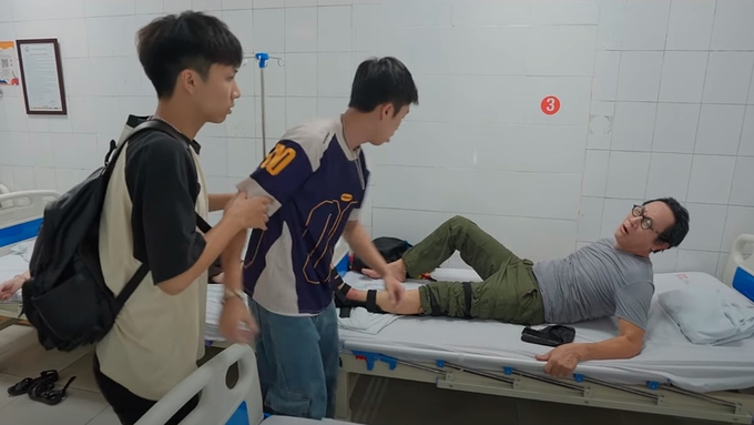 truc-tiep-di-giua-troi-ruc-ro-tap-33-tren-vtv3-hom-nay-13-9-2024-164414_426.jpg Ông Chiểu thông báo bị gãy chân. Ảnh CMH