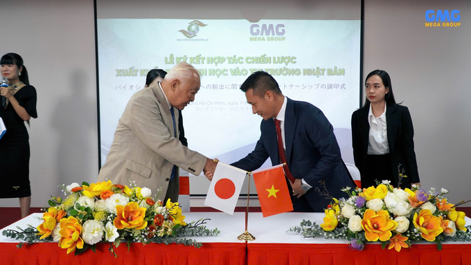 image003-142331_676.jpeg Đại diện hai bên bắt tay sau khi kí kết đánh dấu cột mốc đáng nhớ.