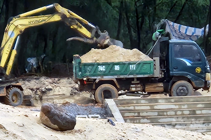 20240906_160739-221608_27-221609.jpg Nhà thầu đã phải xúc, chở vật liệu để tạo thuận lợi cho hoạt động của ngư dân. Ảnh: Võ Dũng.