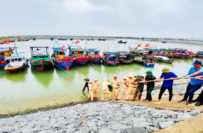 ca-nuoc-chung-suc-ung-pho-va-khac-phuc-thiet-hai-sau-con-bao-so-3-104619_912.jpg Lực lượng chức năng hỗ trợ ngư dân neo đậu tàu thuyền. Ảnh: Thanh Nga.