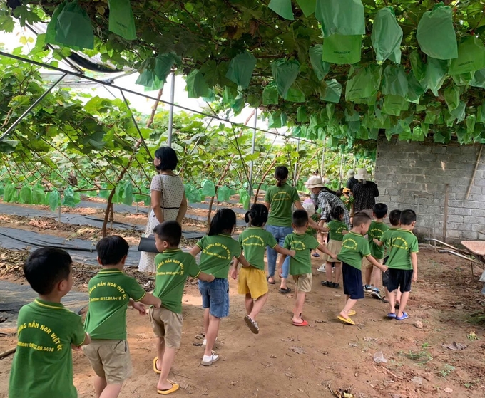 z5756128710672_64eda5796a84c8425204a1d9caf273ee-141128_188.jpg Học sinh xếp hàng vào thăm vườn. Ảnh: Nhân vật cung cấp.
